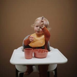 Babero Silicona Mushie Sun Orange