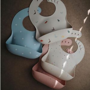 Babero Silicona Mushie Powder Pink Confetti