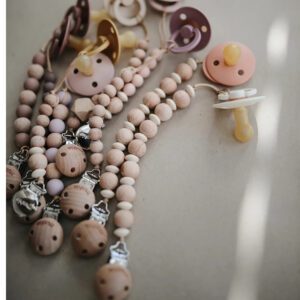 Sujetachupetes Mushie Ari Blush