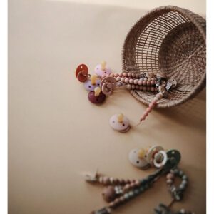 Sujetachupetes Mushie Cleo Sage