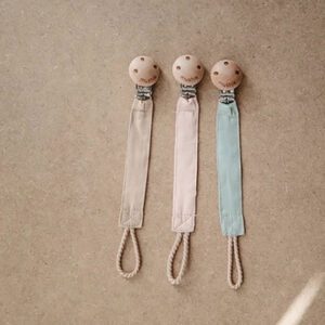 Sujetachupetes Mushie Fabric Natural