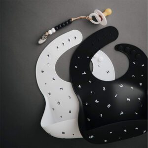 Babero Silicona Mushie Black Numbers