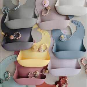 Babero Silicona Mushie Peach Terrazo