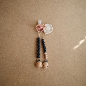 Sujetachupetes Mushie Cleo Black