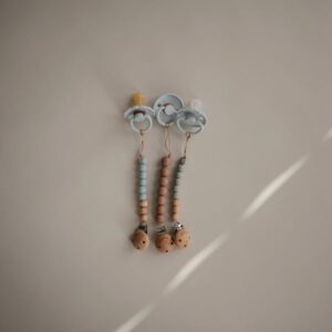 Sujetachupetes Mushie Cleo Cadet Blue