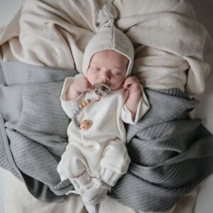 Sujetachupetes Mushie Cleo Stone